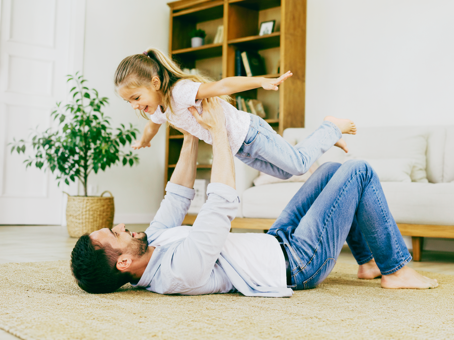 Parent jouant avec son enfant