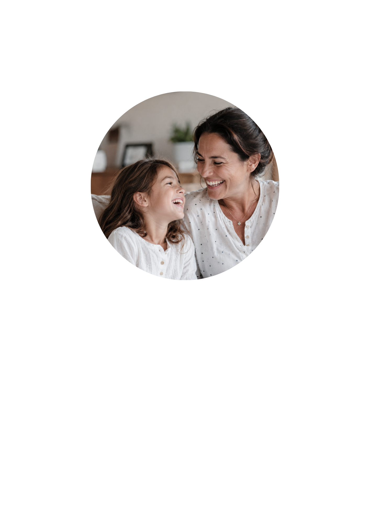 Mère et fille souriantes